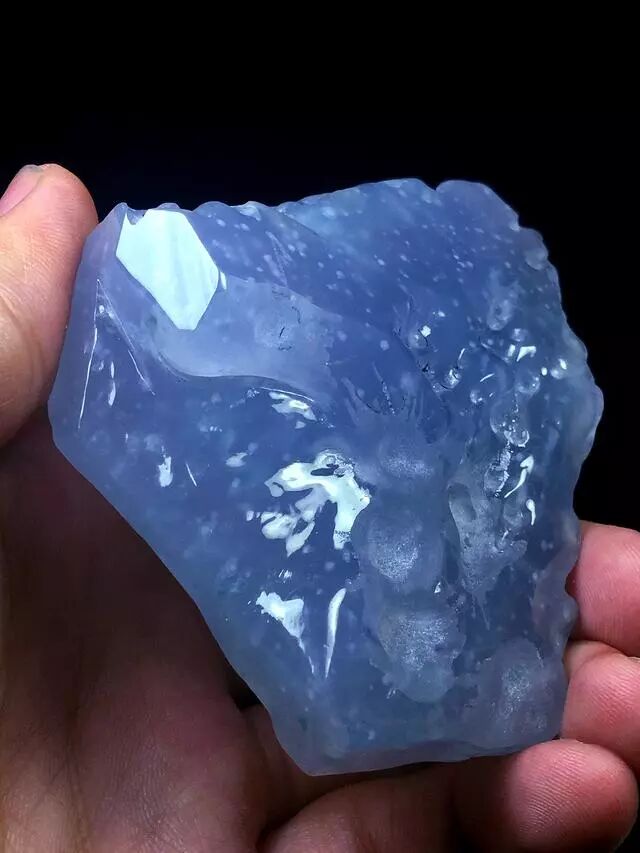 老行家二话不说拿下的莫西沙翡翠原石，剥出雪花棉蓝紫，堪称宝石