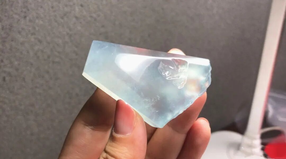 形状一般的冰种翡翠片料，却让玉雕刻发挥到极致，看到作品太满意