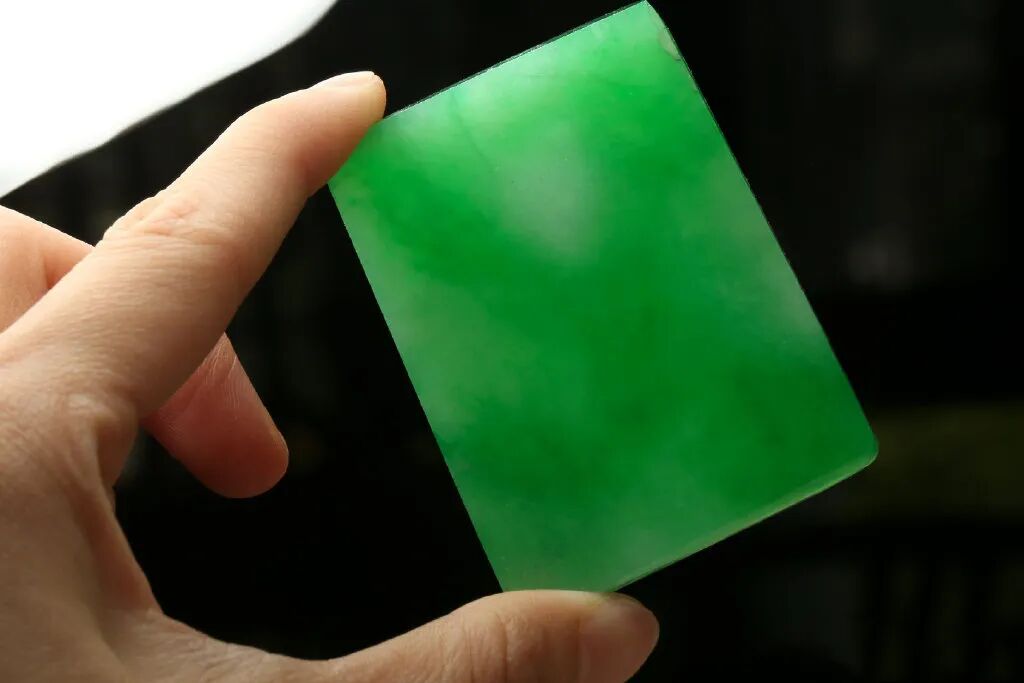 一块价值8万满绿的翡翠片料，看整体的起货效果，你们觉得值吗？