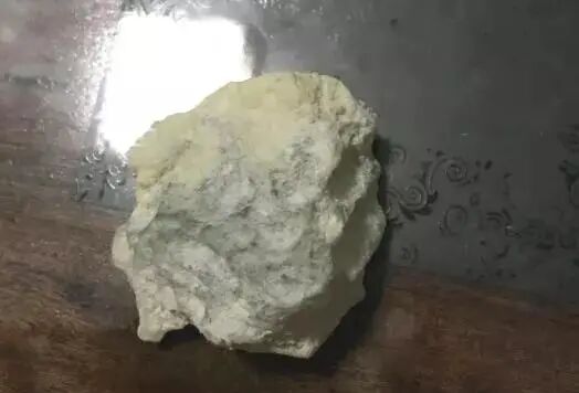 半年都无人问津的小翡翠原石，真没想捡到便宜，起货后偷笑了！