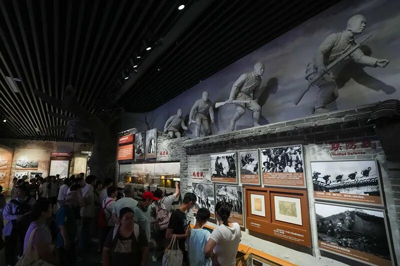 2025年7月8日，参观者在中国人民抗日战争纪念馆参观《为了民族解放与世界和平》主题展览。