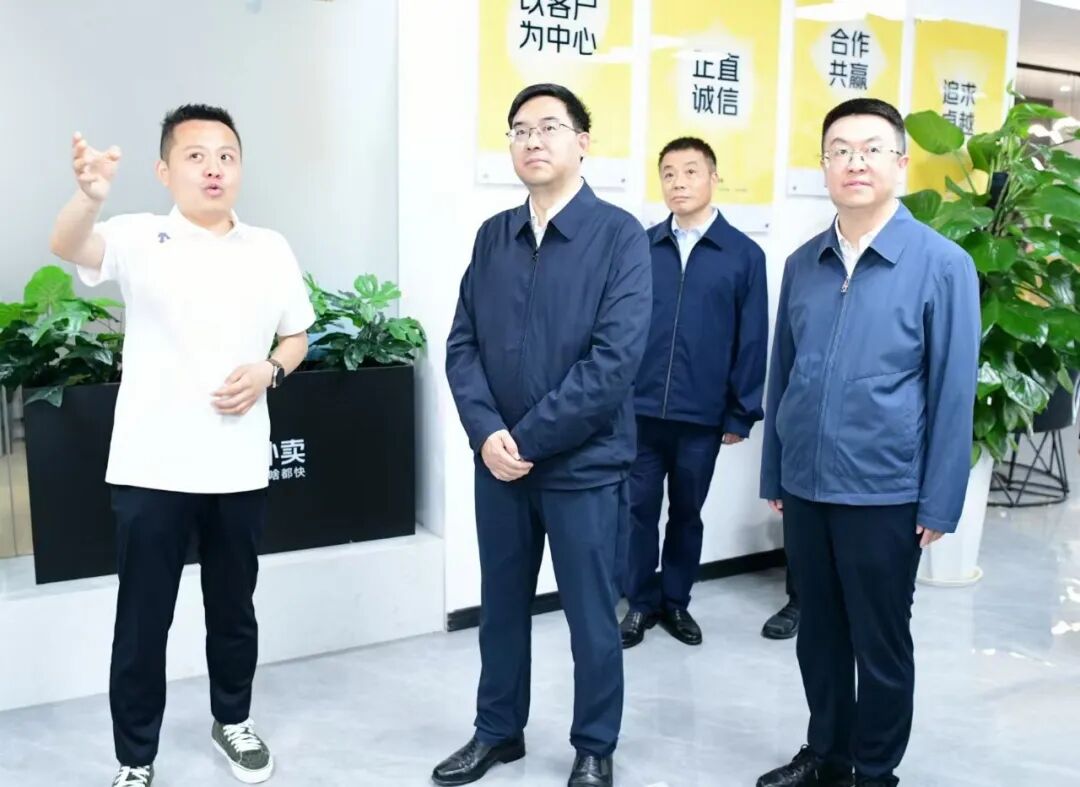 李作勋调研青年工作并与青年代表座谈