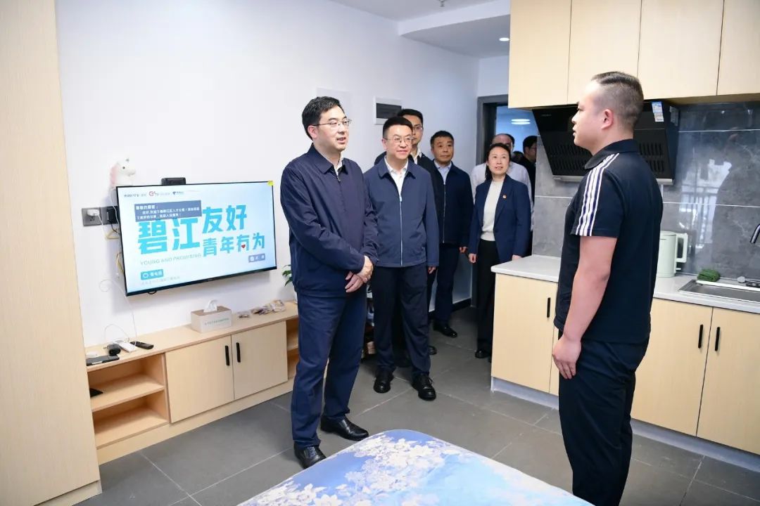 李作勋调研青年工作并与青年代表座谈