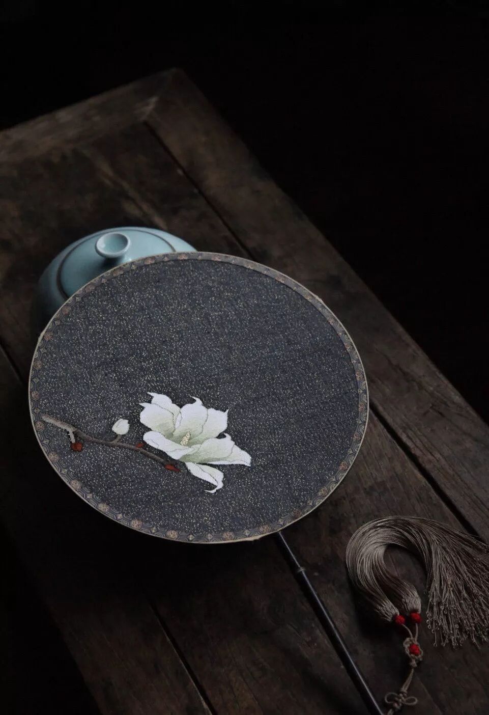 山石静观，花草闲赏。