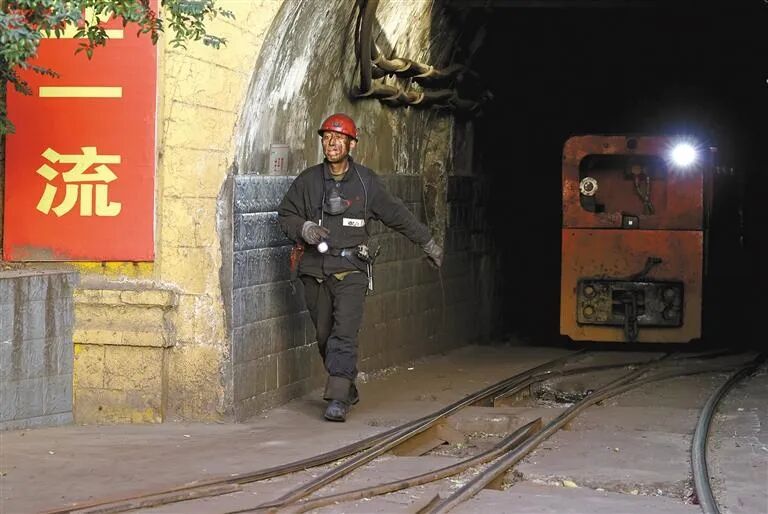 11月12日,在韩城下峪口煤矿,一名刚刚升井的矿工从平硐走出.