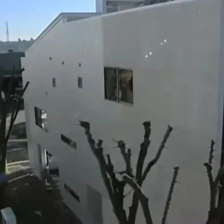 0存款夫妻贷款3000万，打造30㎡逆天三角屋，比切片蛋糕还薄，全网震惊：风一吹就倒了？