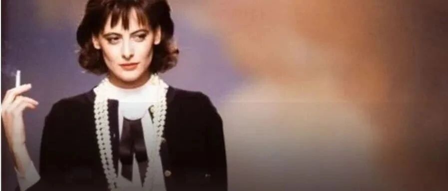 她是香奈儿第一御用超模，又因毁约被拉黑，如今64岁依旧颠倒众生，美到发光！