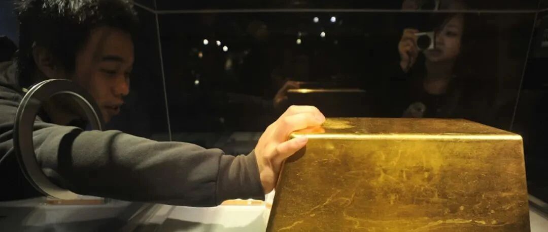 美国财政部：中国大幅购买美债，890吨黄金运抵中国，美国人正在抢购金币