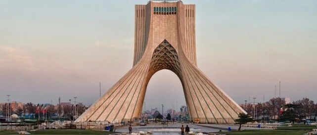 俄乌冲突持续，伊朗正式用人民币替代美元后，经济或将由穷转富