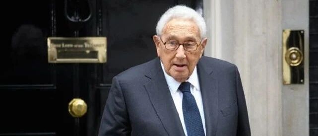 基辛格：若美国倒下了，谁也别好过，25万亿或从美国撤离，推手出现