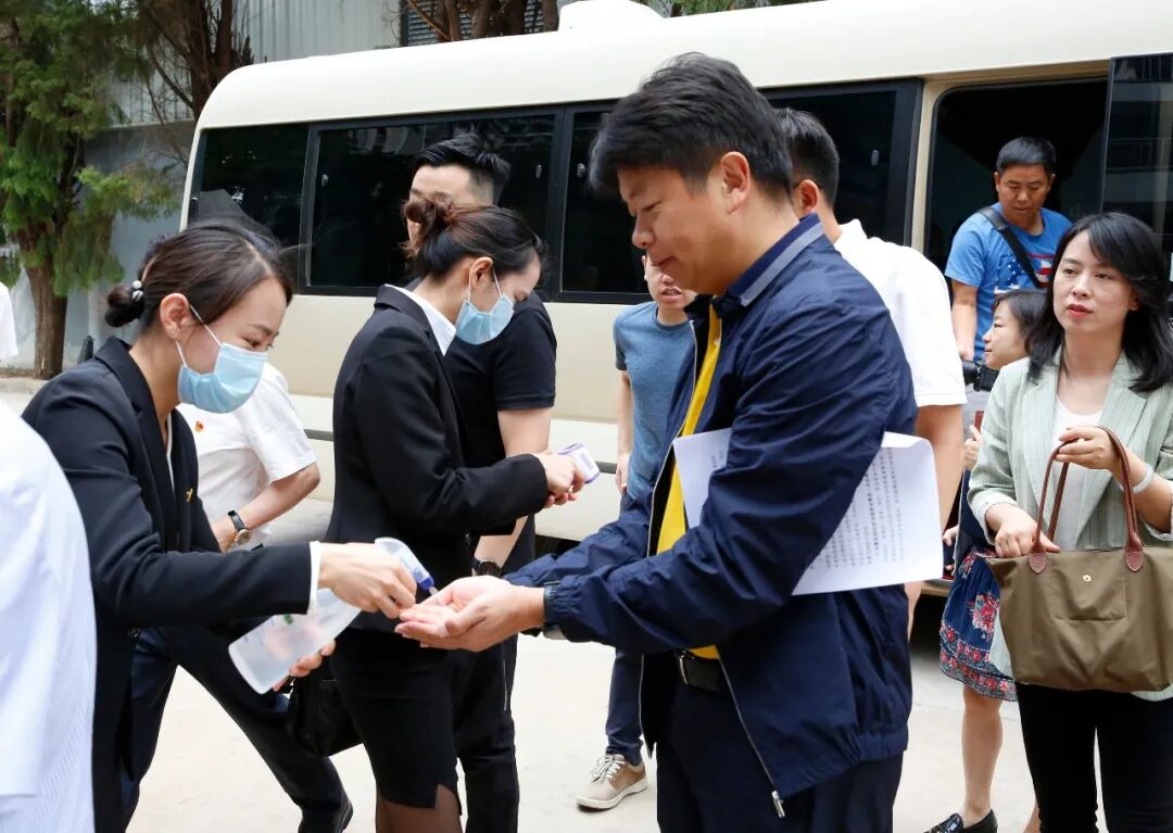 官渡区委书记和丽川一行莅临龙润参观考察，推进云茶产业发展