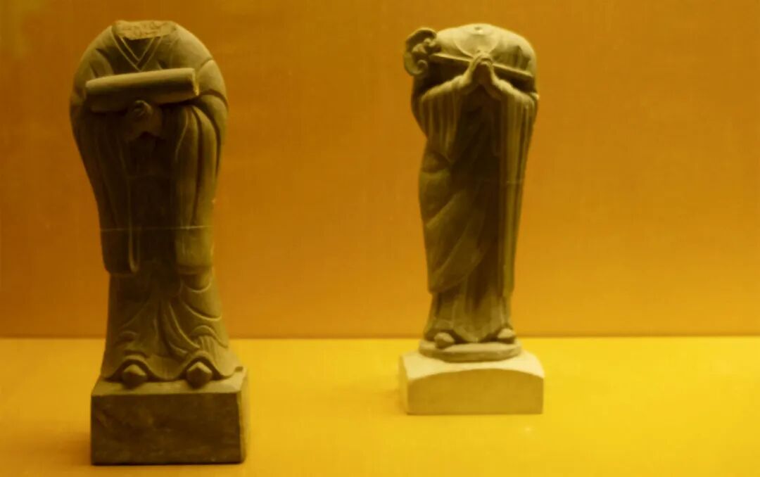 二侍者执杖、执如意先导之”，导引向往，是如意朴素而实用的功能之一。△五代残石造像早期的如意，多以竹木