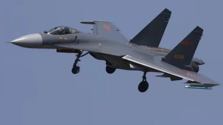 逐渐歼16化！歼11BG首曝高清大图，中战空军换装最强三代半新机的图1