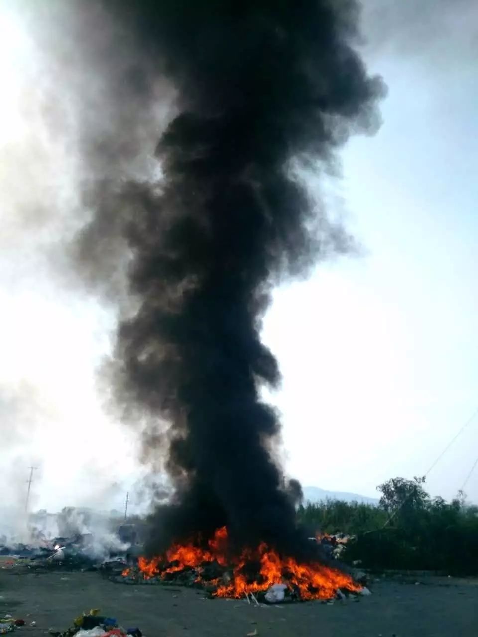 大量垃圾公然在庙前镇政府对面露天焚烧场面"壮观"