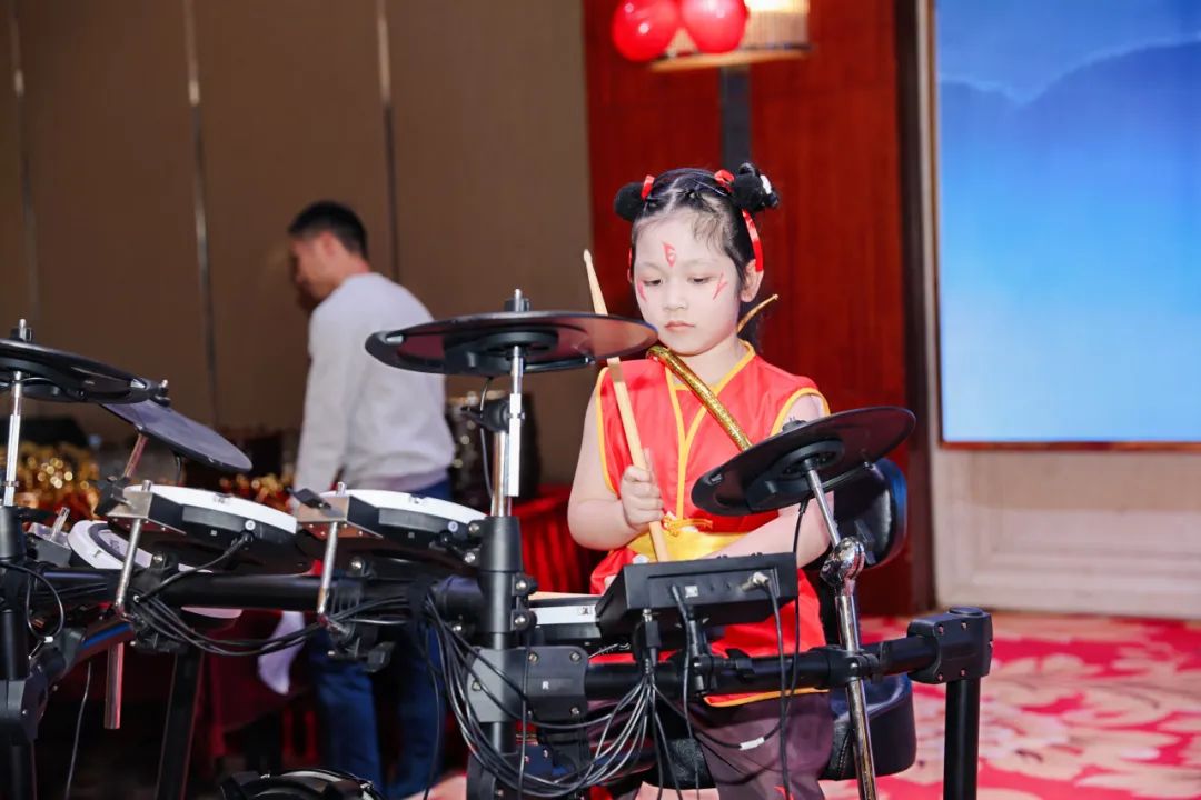迈向未来 信启新章——东莞市广西商会乔迁盛典暨信发产业集团15周年庆圆满举行