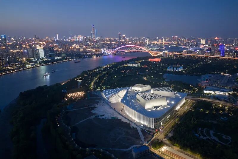 夜色里的上海大歌剧院