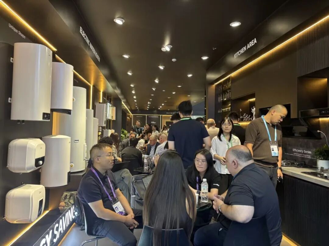 第140届广交会现场外国客商在谈生意的一角。拍摄/第一财经记者王珍