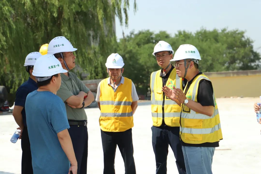 刘贵翔一行先后实地查看了济潍九标,济潍十标,沾