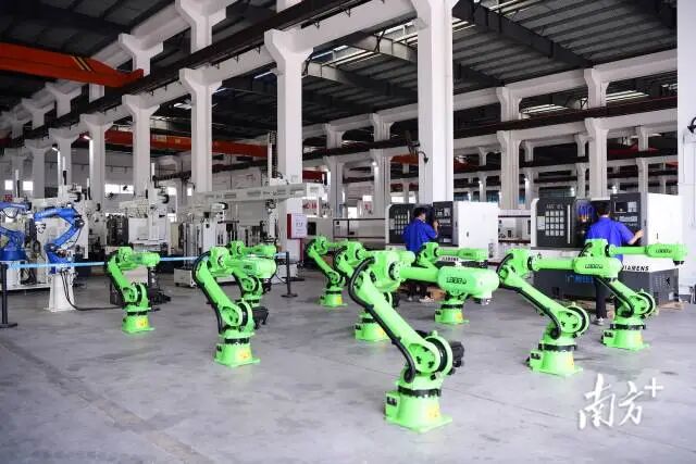 兴宁市以“制造业当家”的理念，发展实体经济。图为广东海思智能装备有限公司生产车间。 通讯员 黄伟金 摄