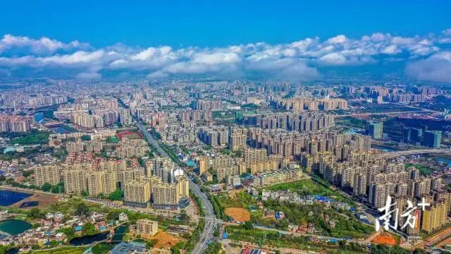 兴宁市全力推动“百千万工程”建设，城乡面貌日新月异。  通讯员 黄伟金 摄