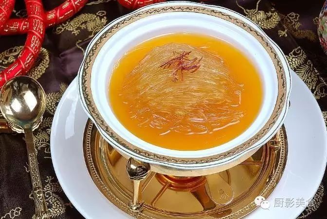 青莲翅的尾钩翅针粗而软滑,品质极佳,被称为"高茶钩翅",作红烧大散翅