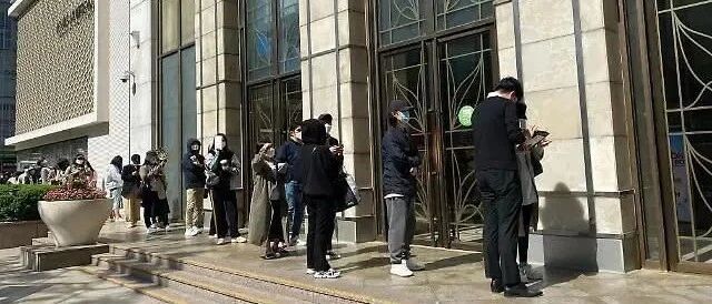 【韩国奇景】奢侈品涨价依旧被疯抢 国产货挥泪甩卖无人问津