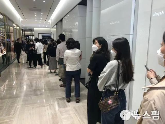 【韓國奇景】奢侈品漲價依舊被瘋搶 國產貨揮淚甩賣無人問津 時尚 第7張