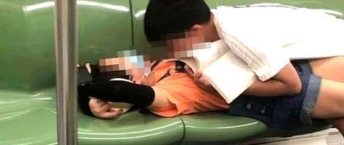 地铁上的00后情侣，在公共场合不雅行为，背后问题应引起家长反思
