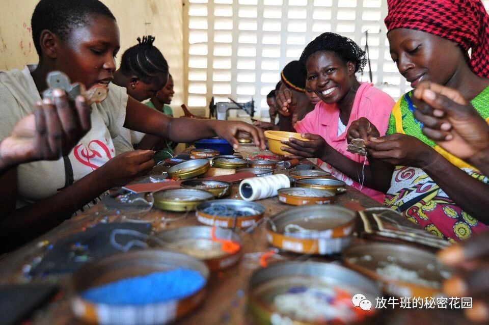 《这位美国90后的快闪店为贫困问题提供了时尚创意解决方案》