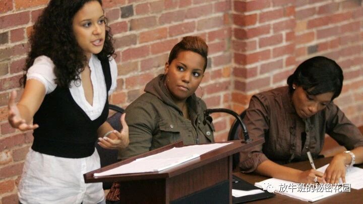 《如何在工作中讨论想法时保持理智且富有成效》