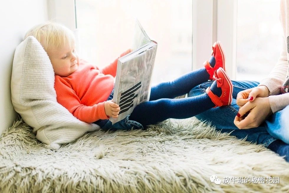 《研究发现，幼儿读纸质书而非电子书时互动更多》
