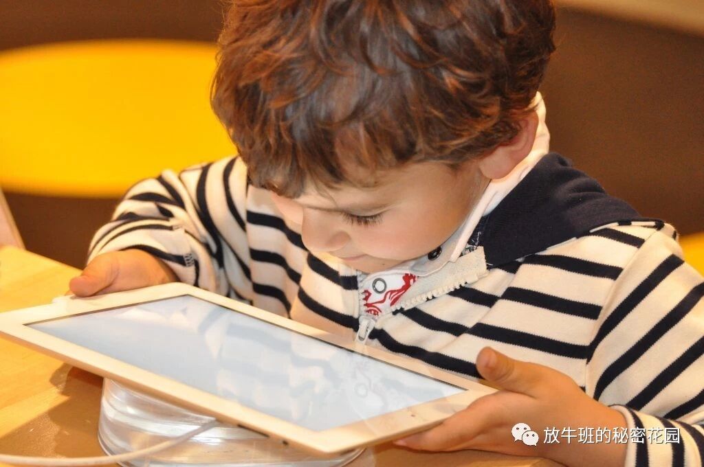 《最新研究发现：社交媒体显著影响学生思维方式和课堂学习习惯》