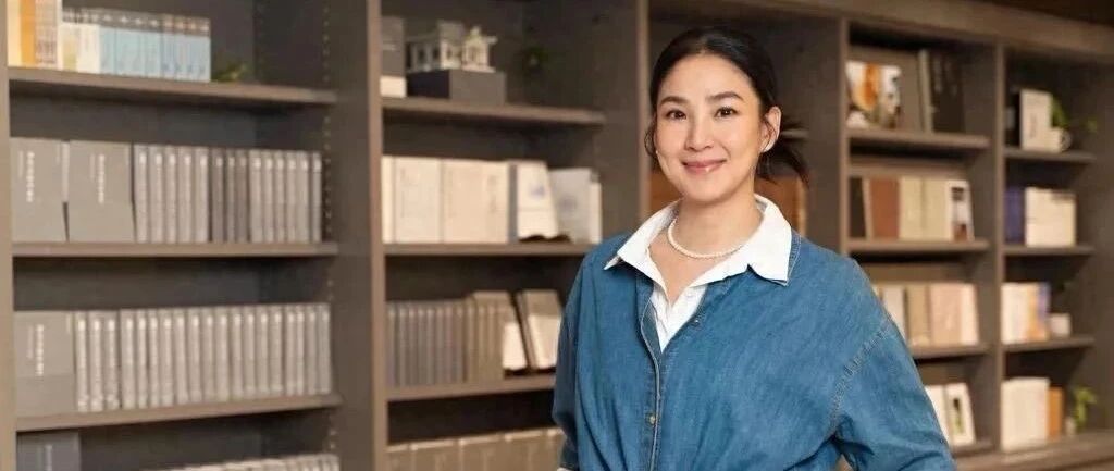 47岁洪小铃产后瘦了14斤,称坐月子像一场灾难,看到女儿就哭