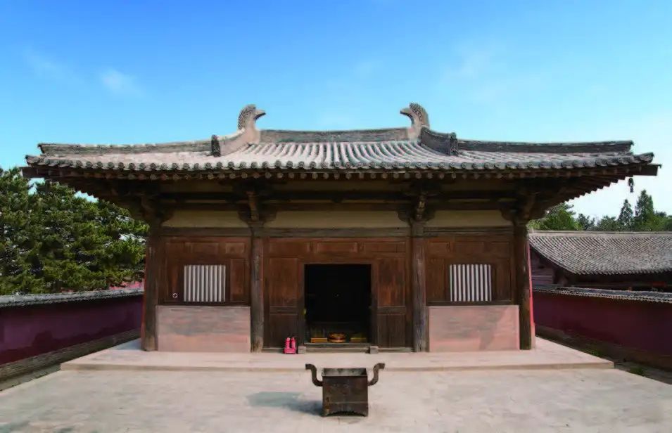 南禪寺大佛殿南禪寺大佛殿建於唐建中三年(782),為單簷歇山頂.