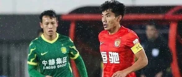 冷雨夜，球迷和“郑帅”，都在广州队身边...