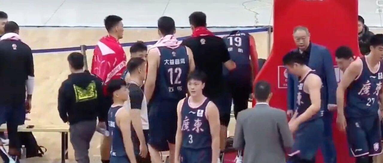 广东队暖心一幕，完美诠释“兄弟同心，其利断金”！