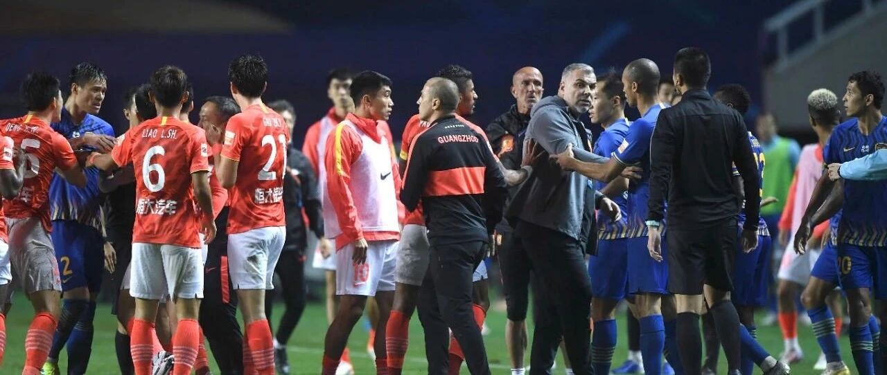 场面混乱，裁判与VAR的戏份有点多了...