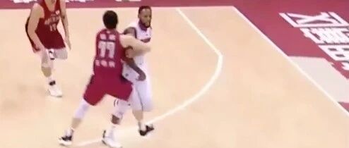 这是职业篮球赛场！这等恶劣伸腿绊人犯规真不该有...