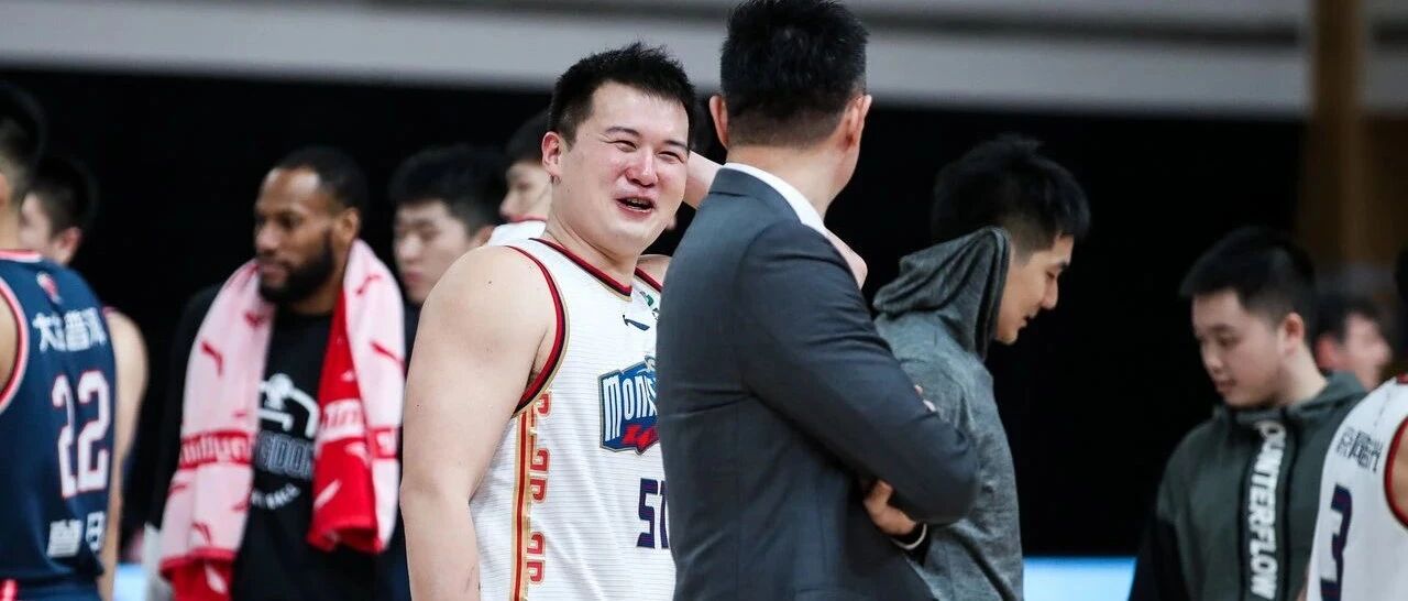 杜锋：老万，你胖了……