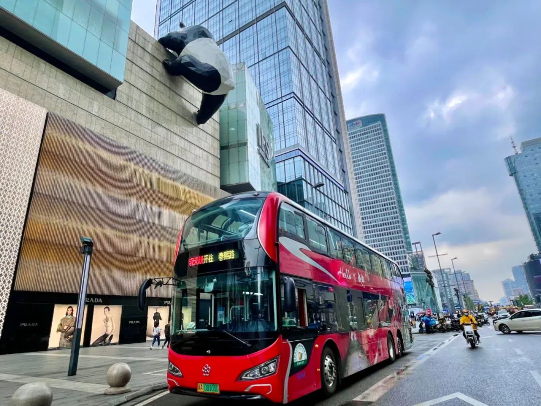 成都公交车辆和公交服务如今内卷得五花八门:火锅巴士,熊猫巴士