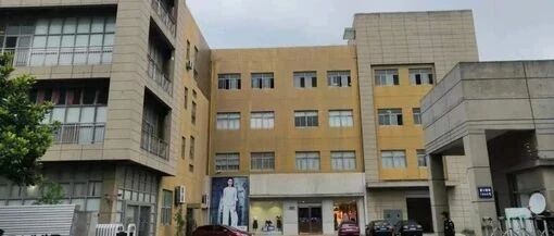 5折、满减，还免单！昆山知名服装工厂店大清仓，跨上篮子进去搬