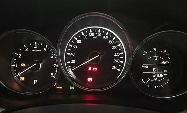 終於不用擔心油費！只加水就能跑 賓士這輛車厲害了！ 汽車 第6張