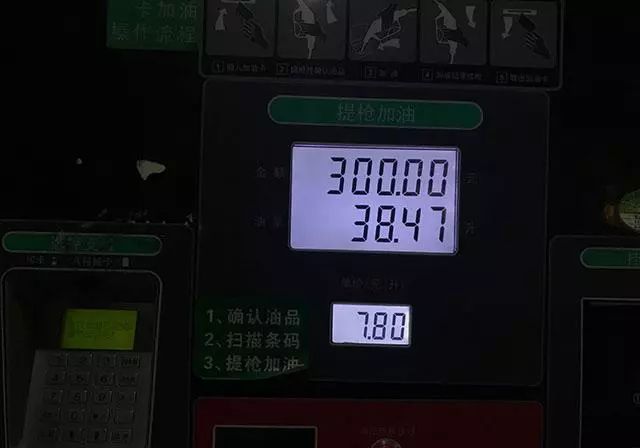 終於不用擔心油費！只加水就能跑 賓士這輛車厲害了！ 汽車 第5張