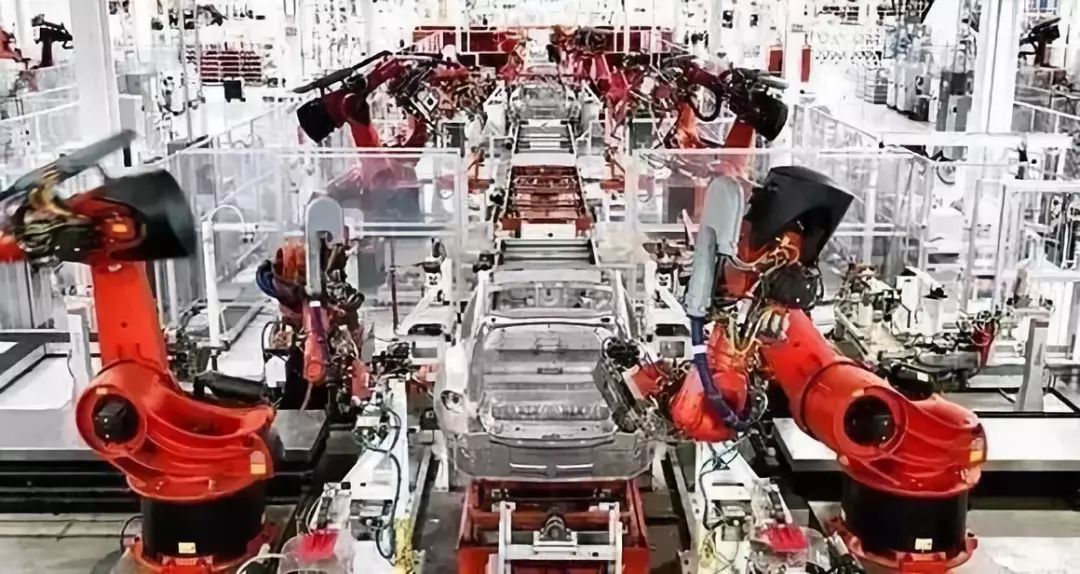特斯拉工廠全新動圖 看不到工作人員 只有一堆機械臂在工作 科技 第4張