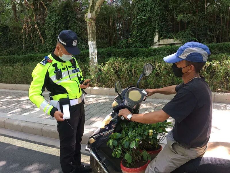 1_电动车佩戴头盔提醒