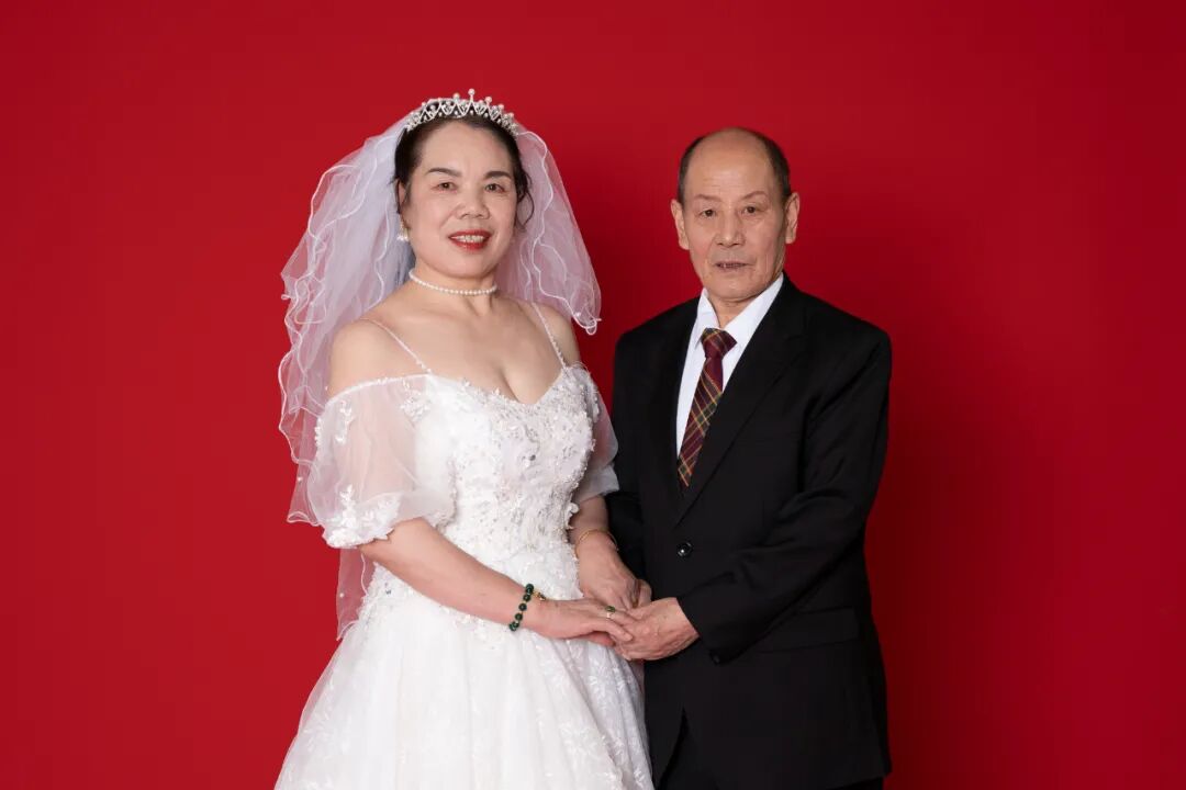 银川10对老人婚纱照曝光 看完我又相信爱情了 全网搜