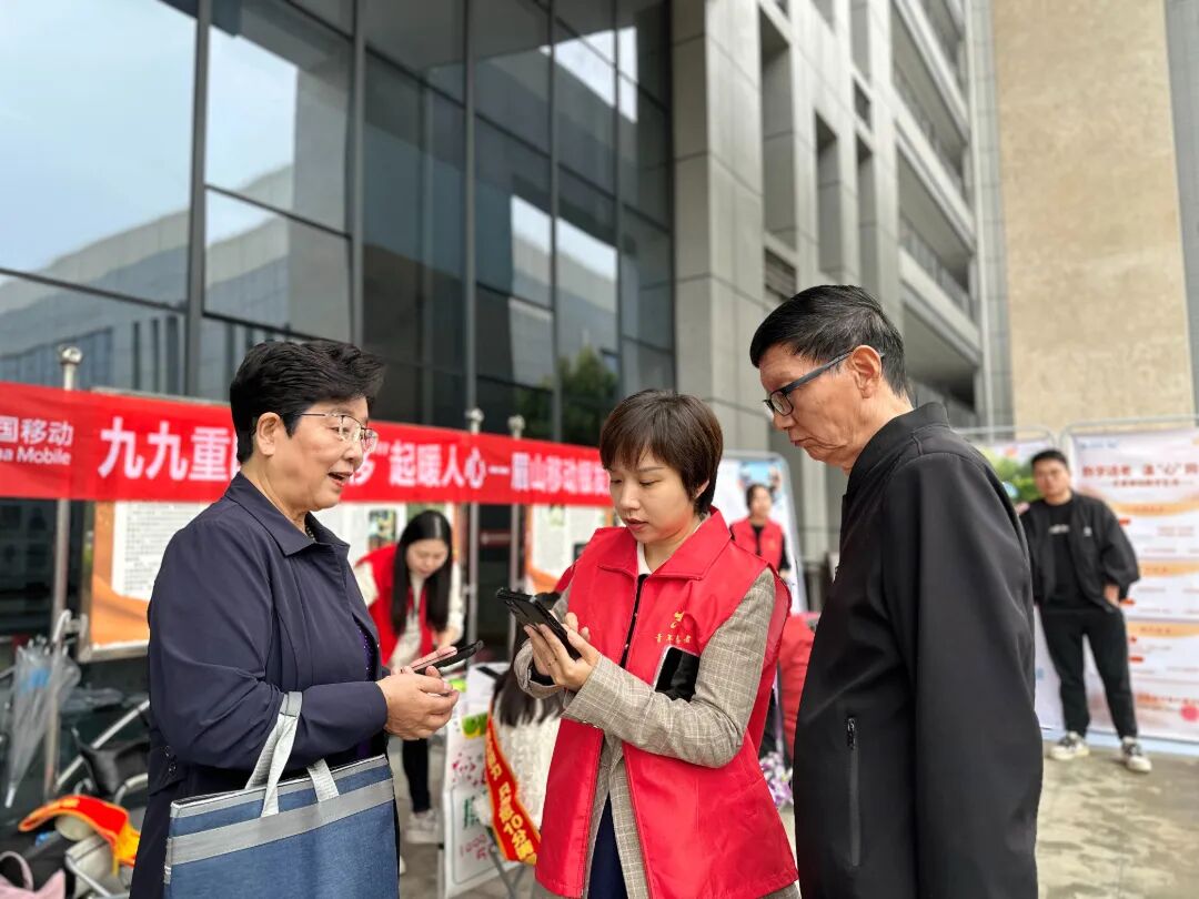 9.公司在老年大学开展银发服务.jpg