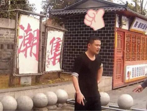 救人后，黄新桂穿着湿透的衣服默默离开.gif