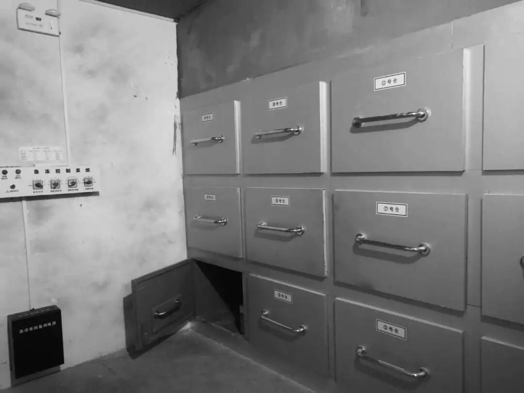 手术室完全有在荒废医院探险的感觉胆小请不要加入停尸房病床小朋友