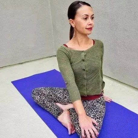 女人40岁像20岁，1组瑜伽动作帮你留住年轻！